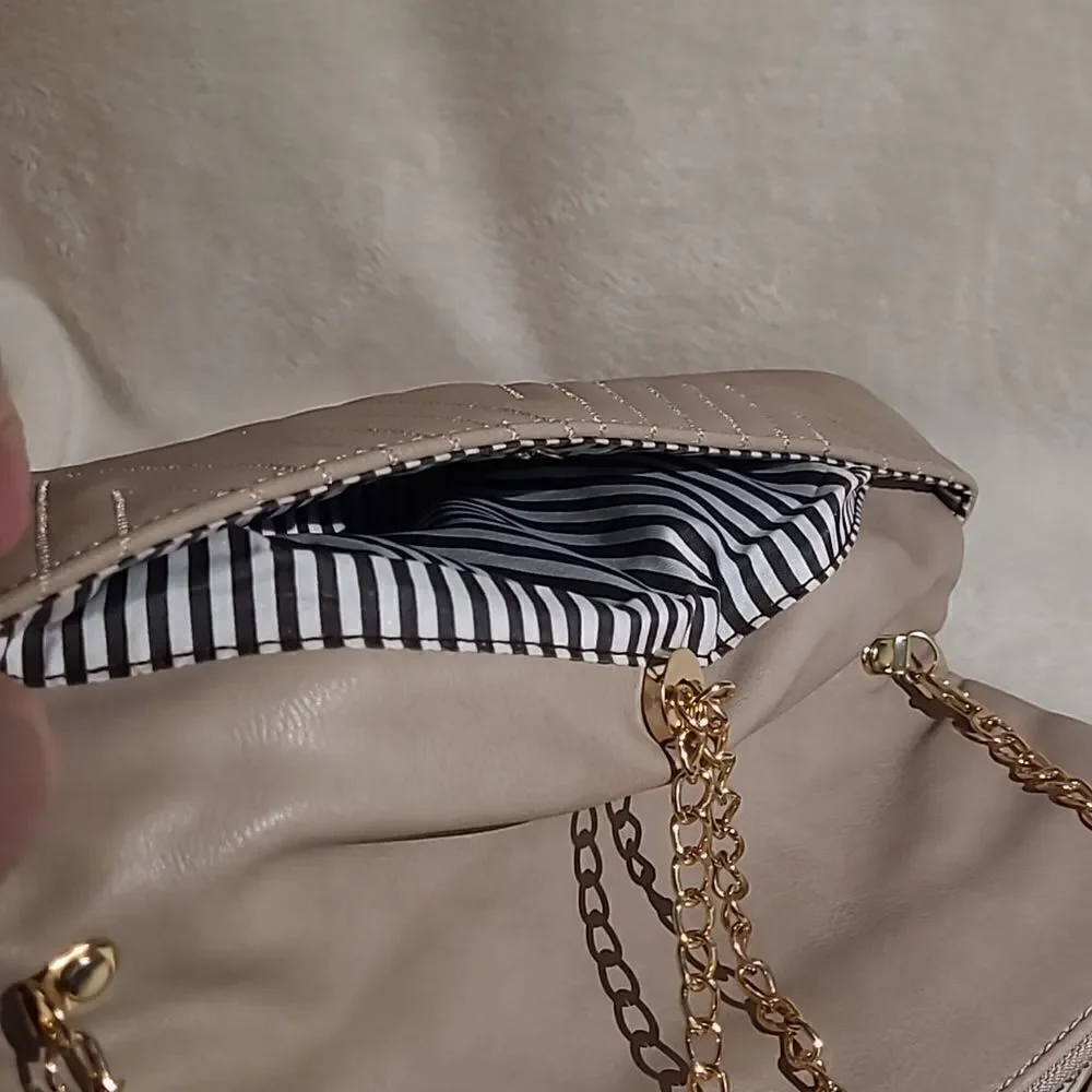 Shoulder chain purse with 3 pockets with magnet closure